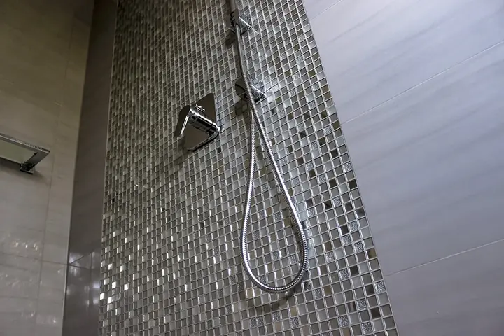 Modern gefliestes Badezimmer mit freistehender Badewanne